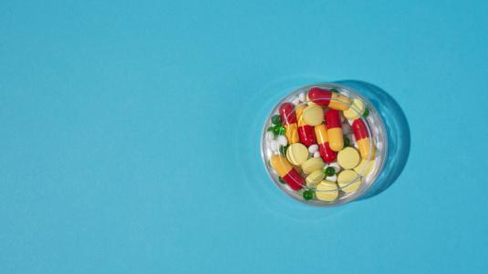 هل تناول الفيتامينات المتعددة يوميًا يطيل العمر؟