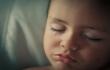 علام يدل بكاء الطفل أثناء نومه؟